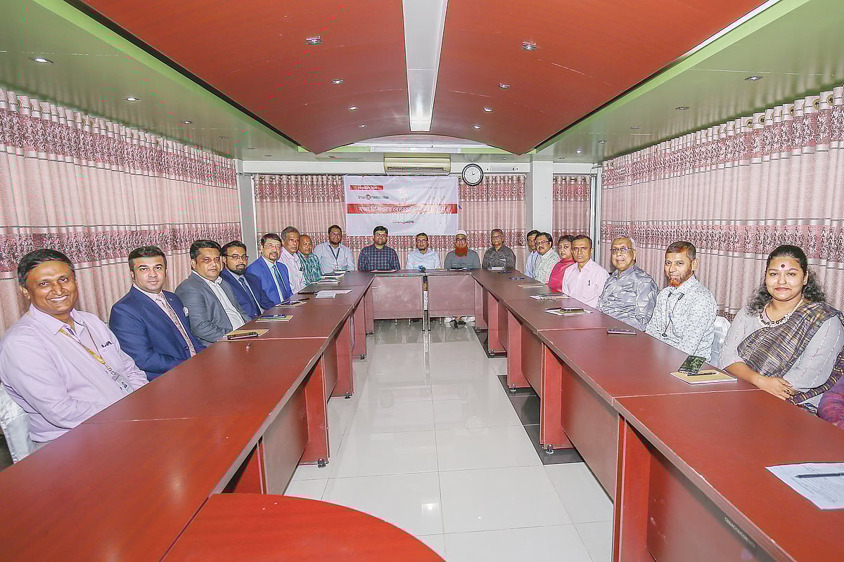 খুলনার সিএসএস আভা সেন্টারে গতকাল ‘যক্ষ্মা চিকিৎসায় বেসরকারি খাতের ভূমিকা’ শীর্ষক গোলটেবিল বৈঠকের আয়োজন
করা হয়