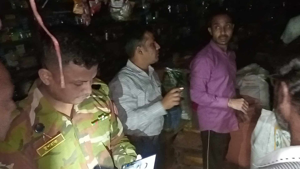 ময়মনসিংহের গৌরীপুরে ভারতীয় চিনি নিয়ে দুই পক্ষের সংঘর্ষের পর আইনশৃঙ্খলা বাহিনী অভিযান চালিয়ে চিনি জব্দ করে। বুধবার সন্ধ্যায়