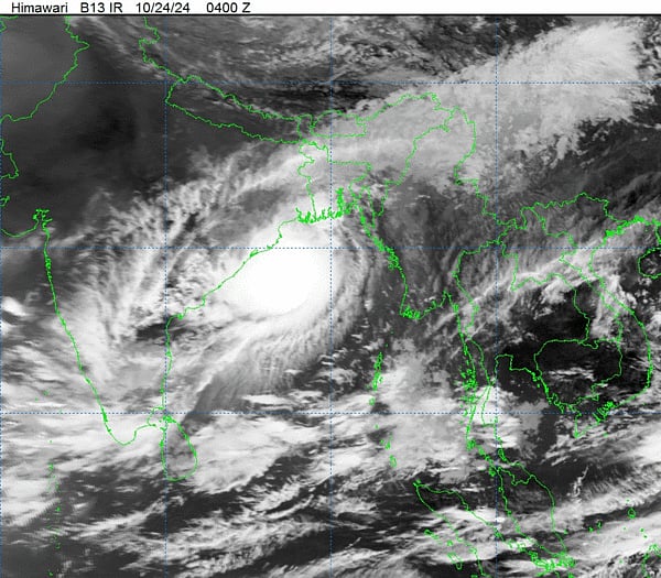 ঘূর্ণিঝড়ের কেন্দ্রে বাতাসে গতি প্রবল রয়েছে