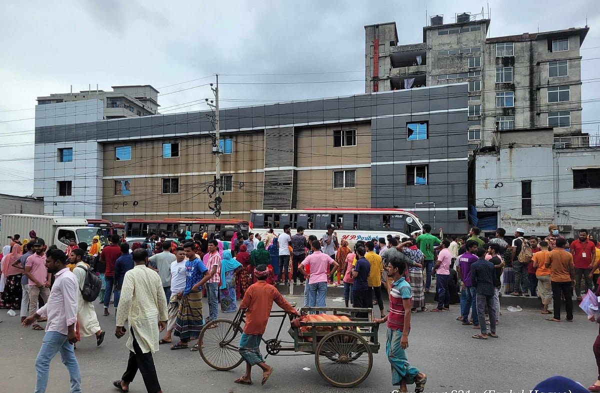 বকেয়া বেতনের দাবিতে গাজীপুর নগরে শ্রমিকেরা মহাসড়ক অবরোধ করেছেন। আজ দুপুর ১২টায় ঢাকা–ময়মনসিংহ মহাসড়কের মালিকের বাড়ি এলাকায়