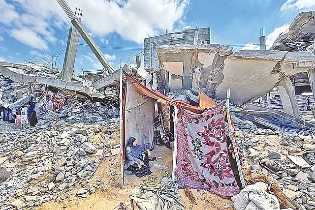 ইসরায়েলি হামলায় গাজায় ধ্বংসস্তূপে পরিণত হয়েছে ঘরবাড়ি। এর মধ্যেই কোনো রকম তাঁবু টানিয়ে আশ্রয় নিয়েছেন এক ফিলিস্তিনি নারী