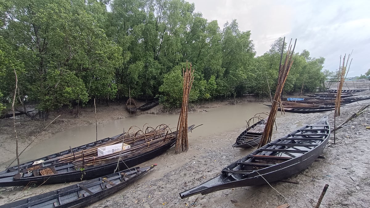 জেলেরা নৌকা নিয়ে উপকূলে ফিরে এসেছেন। আজ বৃহস্পতিবার সকালে কয়রার সুন্দরবনসংলগ্ন শাকবাড়িয়া নদীর তীর