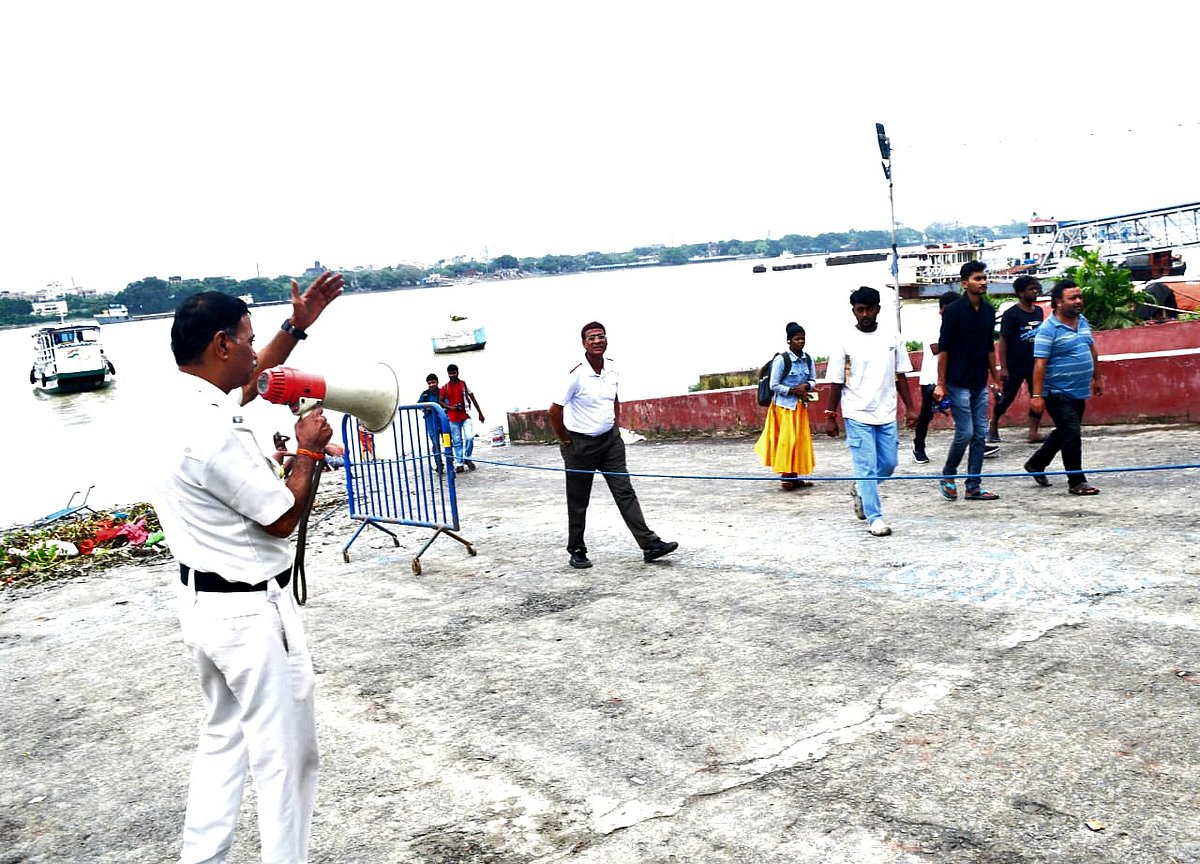 কলকাতার বাবুঘাটে মাইকযোগে নদীতে না নামার প্রচারণা