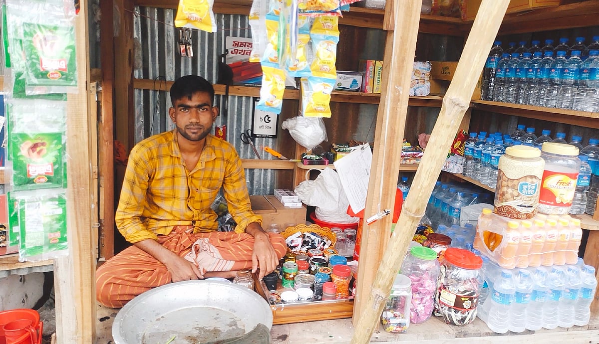 বৈষম্যবিরোধী আন্দোলনে বগুড়ার শেরপুরে পুলিশের গুলিতে আহত আবদুল মজিদ মহাসড়কের পাশে দোকান দিয়েছেন। শহরের ধুনট রোড বাসস্ট্যান্ড এলাকায়