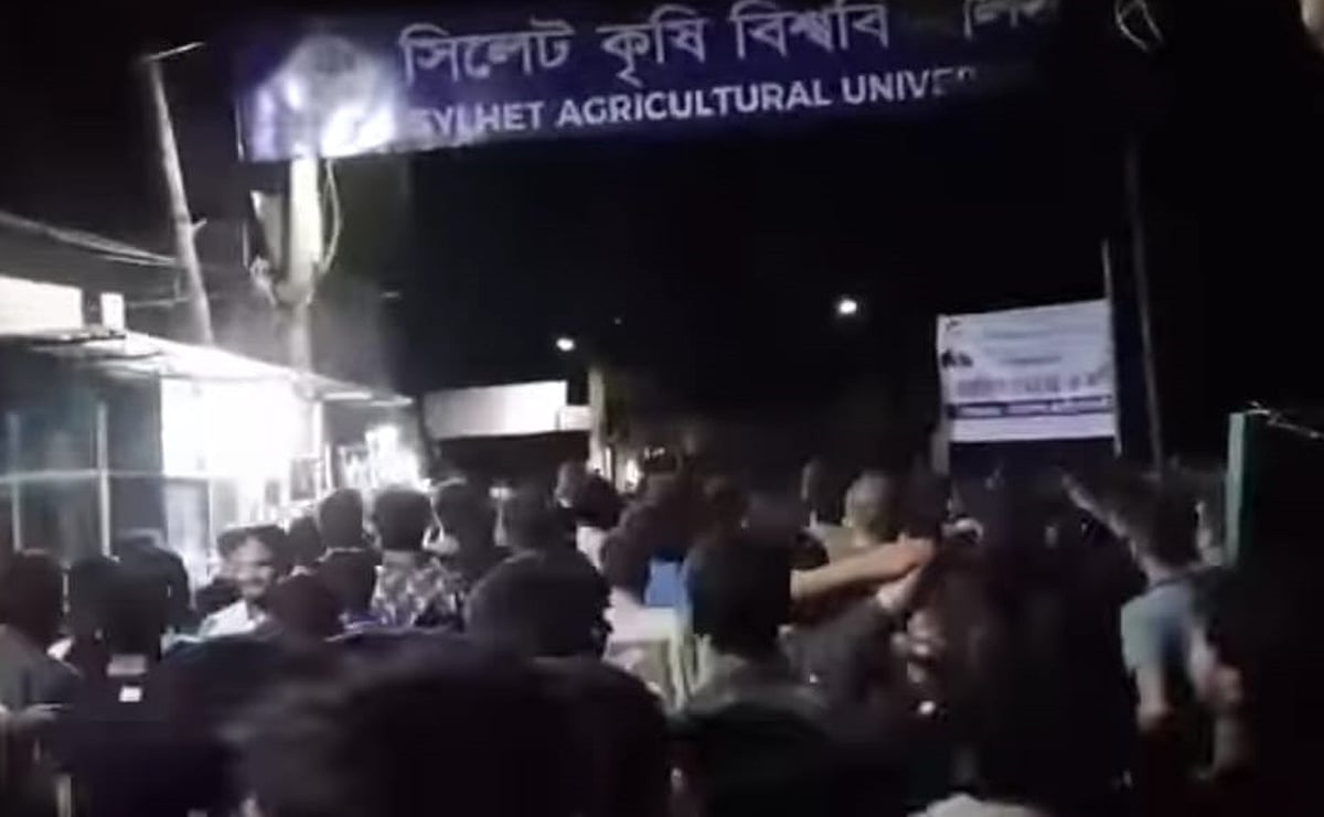 সিলেট কৃষি বিশ্ববিদ্যালয়ে ছাত্রদল ও এলাকাবাসীর সঙ্গে ‘ছাত্রলীগ-সমর্থিত শিক্ষার্থীদের’ সংঘর্ষ ও পাল্টাপাল্টি ধাওয়ার ঘটনা ঘটেছে। গতকাল বৃহস্পতিবার রাতে