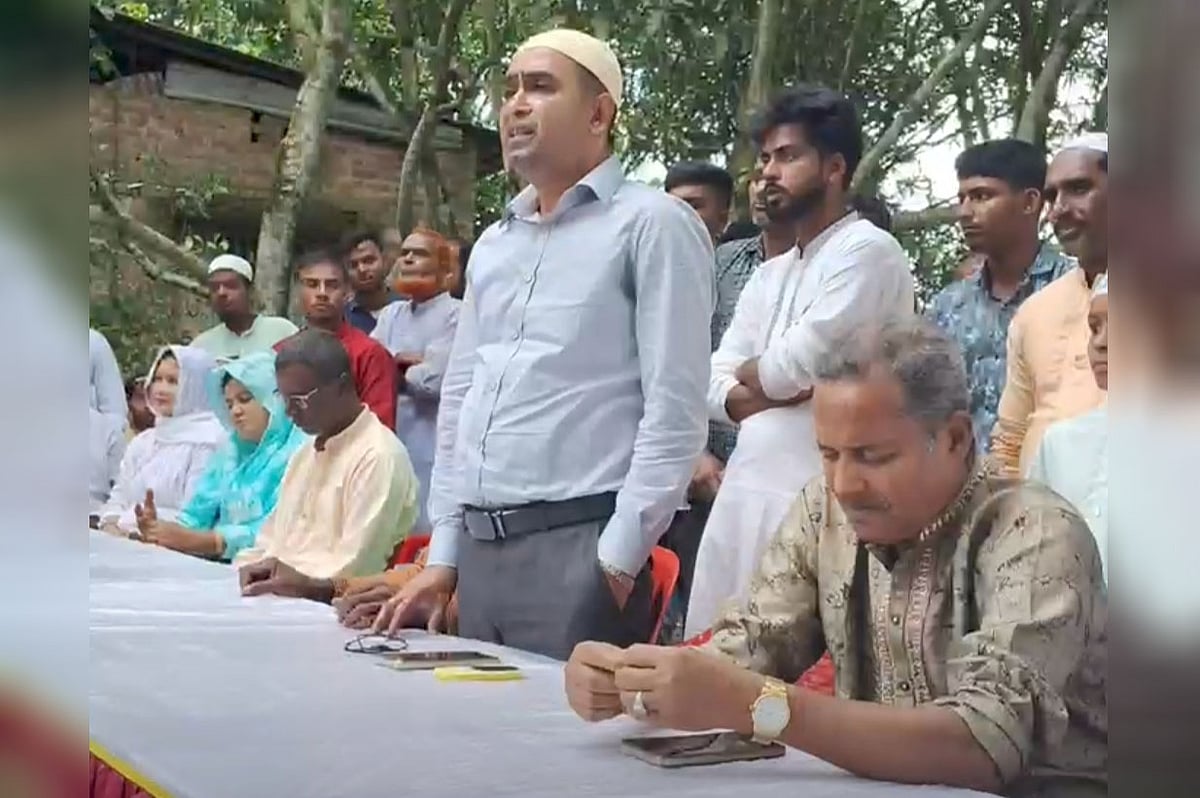 কৃষক দলের কেন্দ্রীয় জলবায়ু সম্পাদক লায়ন সিরাজুল ইসলাম শুক্রবার জুমার নামাজের পর নিজের জন্মভিটা জয়পুরহাটের আক্কেলপুরের গণিপুর গ্রামে মতবিনিময় সভায় বক্তব্য দেন