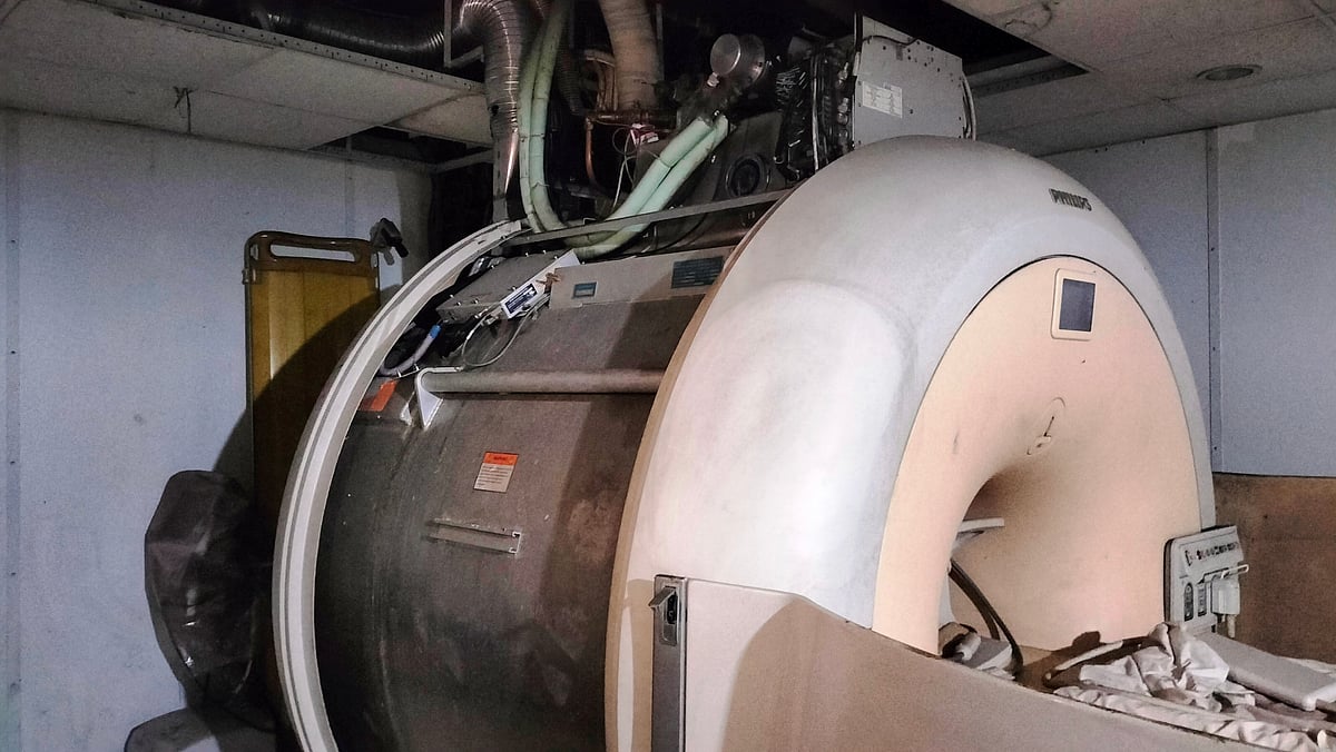 প্রায় এক যুগ অচল হয়ে আছে দিনাজপুর মেডিকেল কলেজ হাসপাতালের এমআরআই যন্ত্র। সম্প্রতি হাসপাতালের নিচতলায় রেডিওলজি অ্যান্ড ইমেজিং বিভাগে