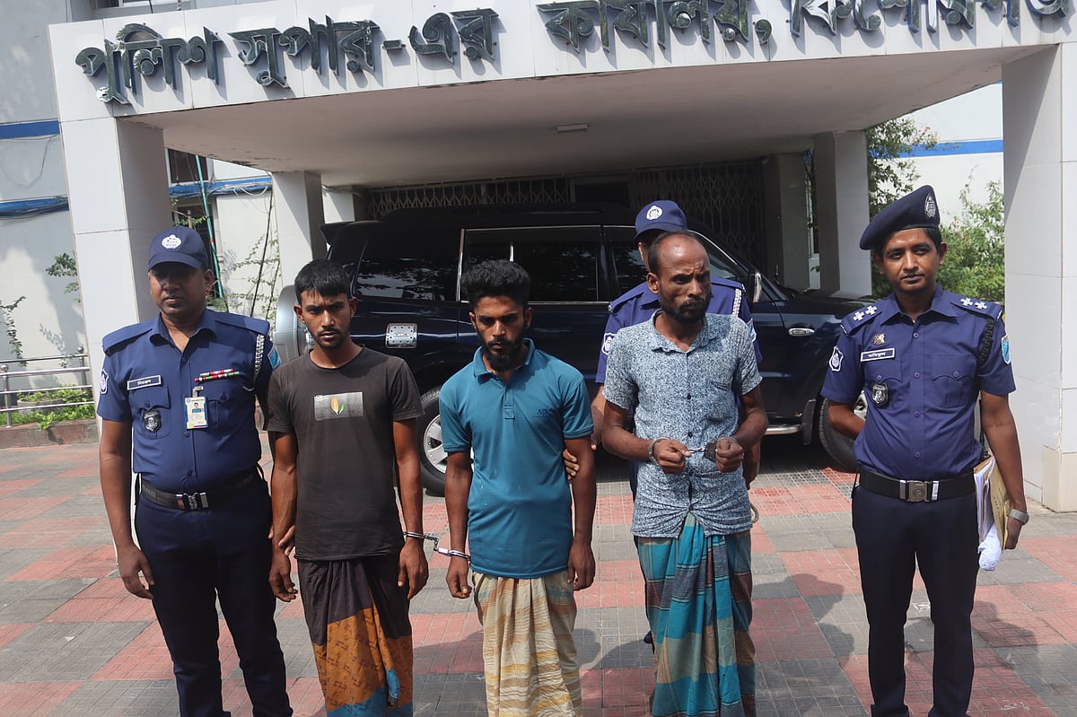 কিশোরগঞ্জের পুলিশ সুপারের কার্যালয়ের সামনে আসামিরা