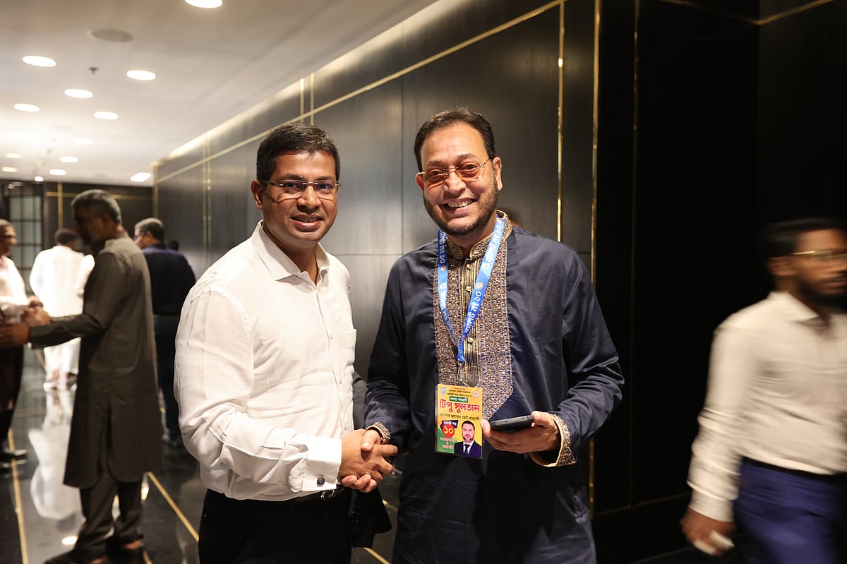 বাফুফে নির্বাচনে এসে অনেকের সঙ্গে কথা বলছেন ফিফার নিষেধাজ্ঞা পাওয়া বাফুফের সাবেক সাধারণ সম্পাদক আবু নাঈম সোহাগ (বাঁয়ে)