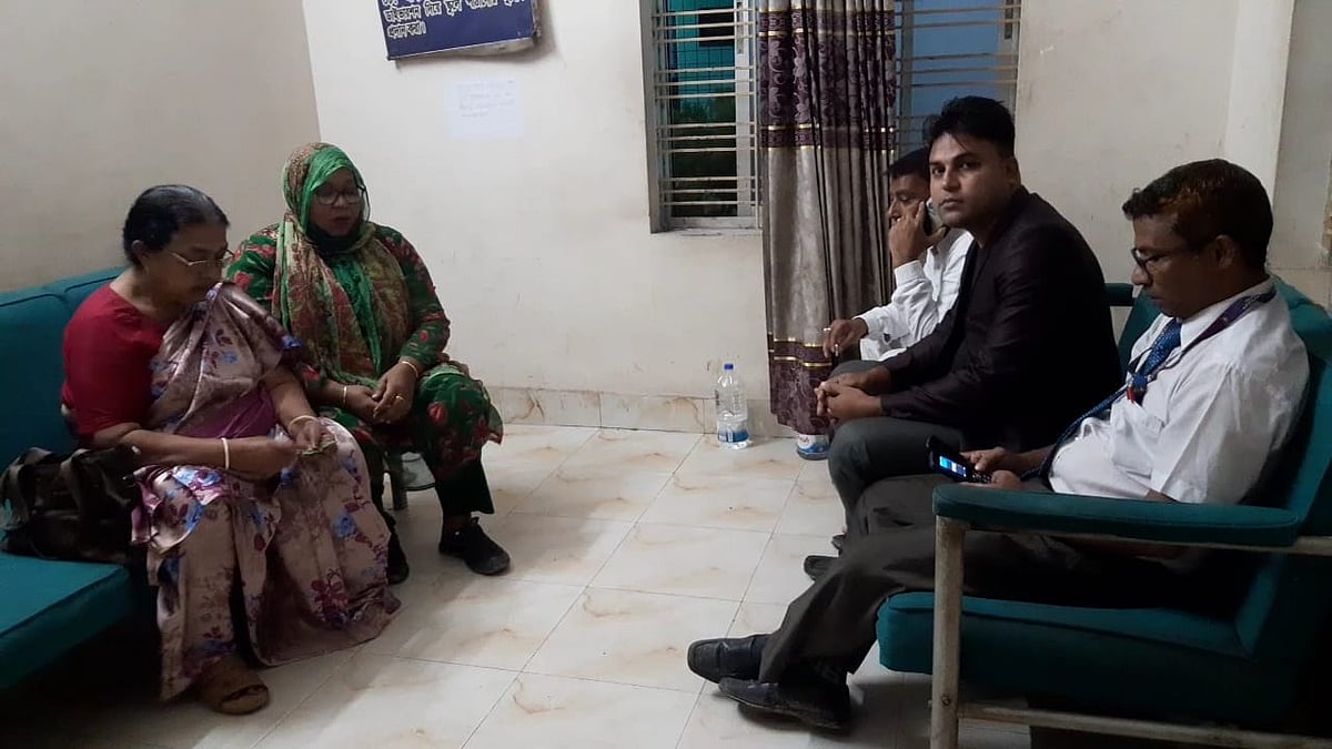 যশোরের জেলা প্রশাসকের নির্দেশে কারাতে প্রতিযোগিতার উদ্বোধনী অনুষ্ঠান থেকে আটক পাঁচজনকে থানায় রাখা হয়। ৮ ঘণ্টা পর মুচলেকা দিয়ে ছাড়া পান তাঁরা। শুক্রবার রাতে যশোর কোতোয়ালি থানায়