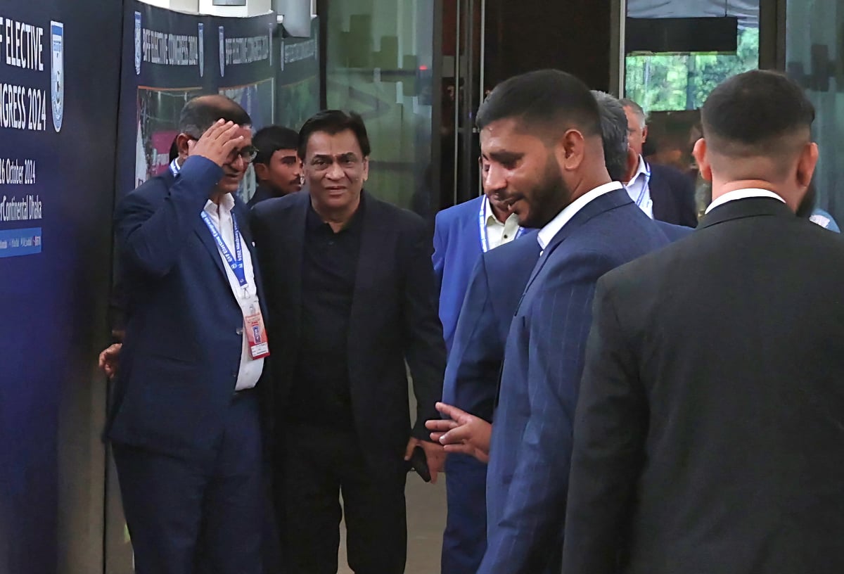 বাফুফের এজিএম–এ বিদায়ী সভাপতি কাজী সালাউদ্দীন (মাঝে)