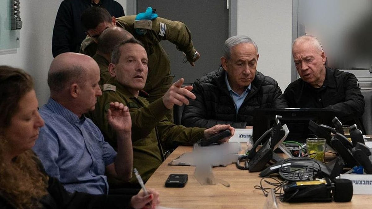 ইসরায়েলের প্রধানমন্ত্রী বেনিয়ামিন নেতানিয়াহু ও প্রতিরক্ষামন্ত্রী ইয়োভ গ্যালান্ট হামলা পরিস্থিতি পর্যবেক্ষণ করছেন