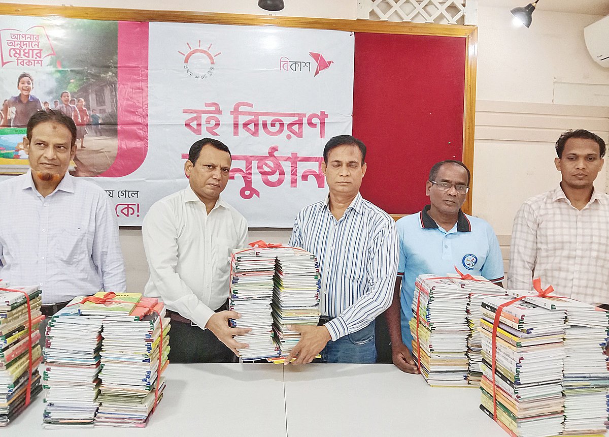 ঝালকাঠি প্রেসক্লাবের হলরুমে গত বৃহস্পতিবার, ৭টি পাঠাগারকে বই উপহার দেওয়া হয়। অনুষ্ঠানে সার্বিক সহযোগিতা করেন ঝালকাঠি বন্ধুসভার সদস্যরা