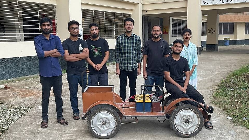 স্বয়ংক্রিয় এই প্রোটোটাইপটি (প্রাথমিক নমুনা) তৈরি করেছেন সিলেটের শাহজালাল বিজ্ঞান ও প্রযুক্তি বিশ্ববিদ্যালয়ের (শাবিপ্রবি) একদল শিক্ষার্থী