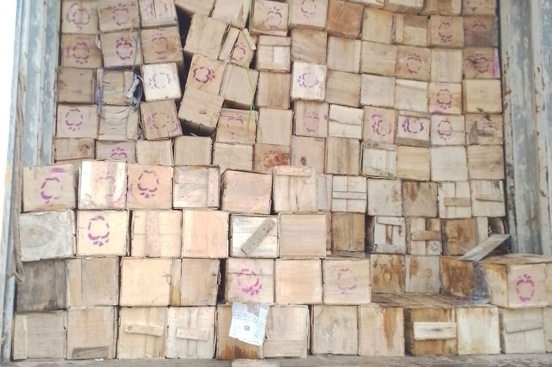 সিলেটে কাভার্ড ভ্যান ভর্তি ভারতীয় আপেল জব্দ করেছে পুলিশ