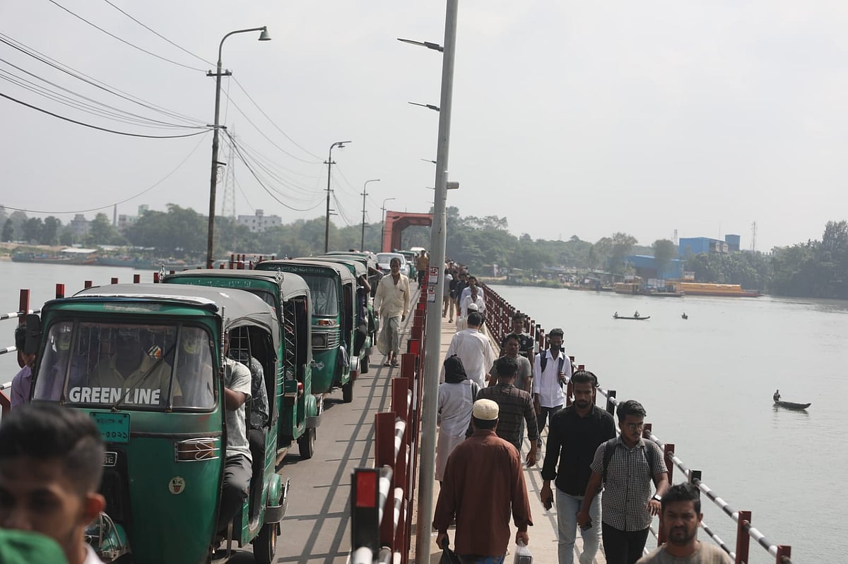 সংস্কারকাজ শেষে প্রায় ১৫ মাস পর যান চলাচলের জন্য আজ সকালে খুলে দেওয়া হয়েছে চট্টগ্রামের কালুরঘাট সেতু। এরপর সেতু দিয়ে শুরু হয় যানবাহন চলাচল। আজ বেলা ১১টায় তোলা