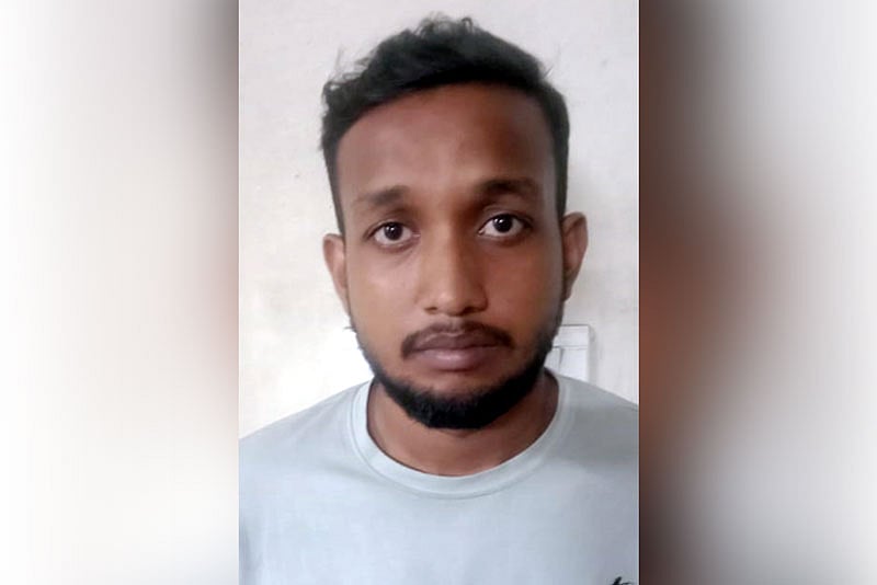 ব্রিগেডিয়ার জেনারেল (অব.) সাখাওয়াত হোসেনের মিথ্যা ও বানোয়াট সাক্ষাৎকার তৈরির অভিযোগে নাফিস ফুয়াদকে গ্রেপ্তার করেছে ডিবি