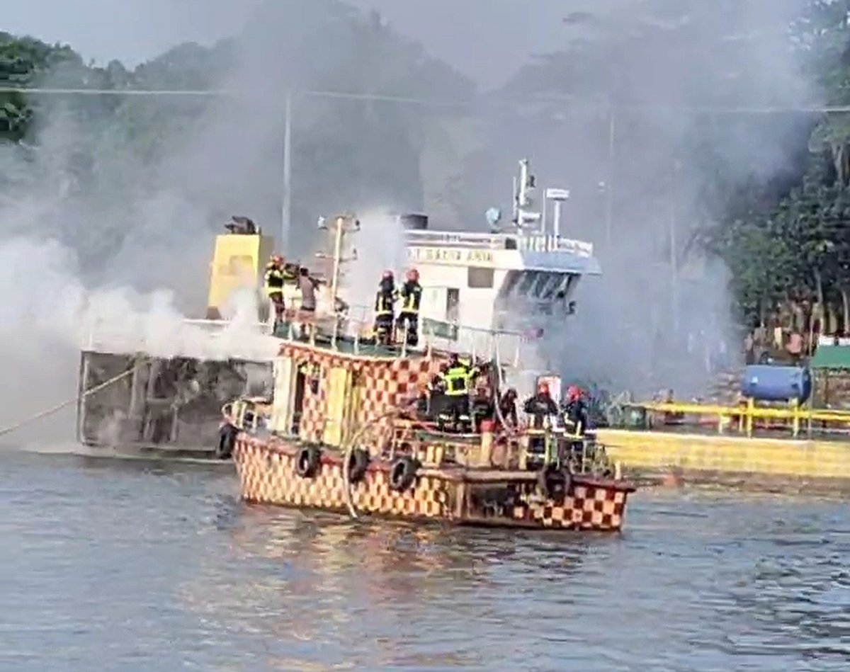 চাঁদপুর শহরের কয়লা ঘাট এলাকায় ওটি সাদিয়া অনিক নামে তেলবাহী ট্যাংকারে জেনারেটর বিস্ফোরণের ঘটনা ঘটেছে। আজ রোববার বিকেল সাড়ে চারটার দিকে