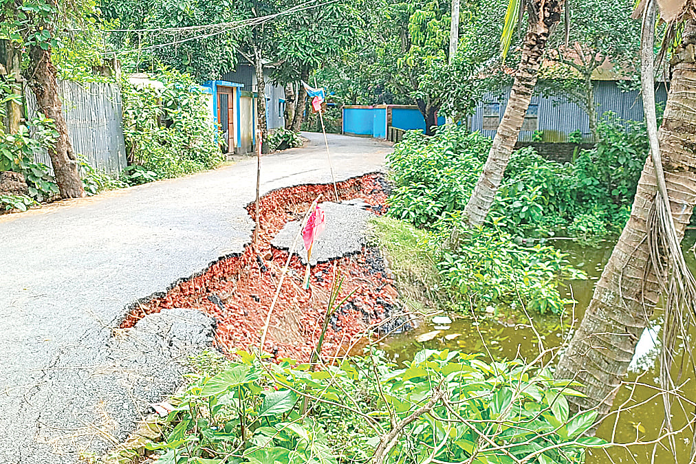 সাঁথিয়ার বোয়ালমারী থেকে আমোষ সড়কে ধসের এই চিত্র বোয়ালমারী মহল্লার প্রামাণিকপাড়ায়