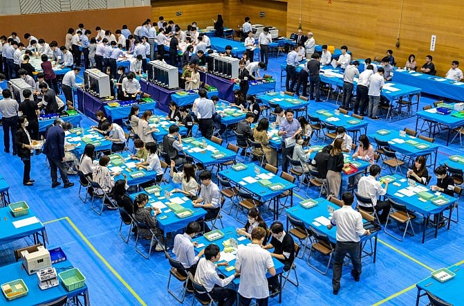 গতকাল রোববার জাপানে পার্লামেন্টের নিম্নকক্ষের নির্বাচন অনুষ্ঠিত হয়