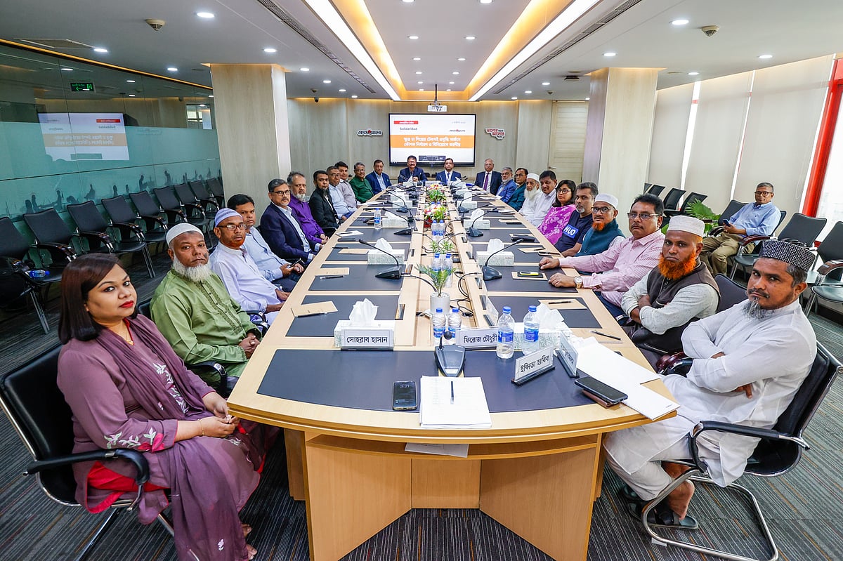 ‘ক্ষুদ্র চা শিল্পের টেকসই প্রবৃদ্ধি অর্জনে কৌশল নির্ধারণ ও বিনিয়োগে করণীয়’ শীর্ষক গোলটেবিল বৈঠকে অংশগ্রহণকারীরা। ৬ অক্টোবর ২০২৪ ঢাকার প্রথম আলো কার্যালয়ে