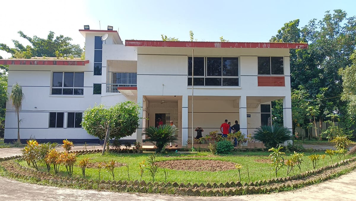 জাতীয় কবি কাজী নজরুল ইসলাম বিশ্ববিদ্যালয়ের উপাচার্যের ব্যবহৃত দুখু মিয়া বাংলো। আজ সোমবার দুপুরে