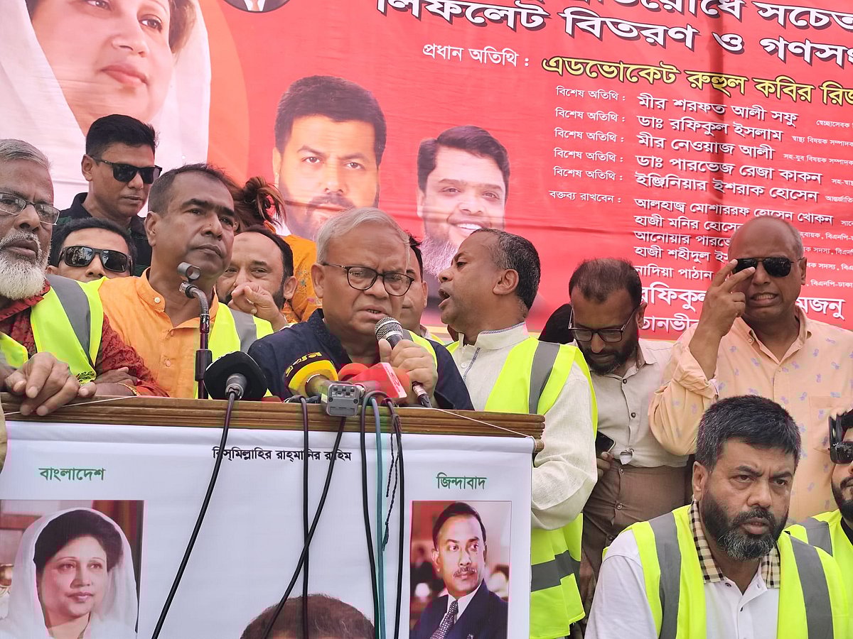 রাজধানীর আজিমপুরে গোর-এ শহীদ মাজার এতিমখানার সামনে আজ সোমবার দুপুরে ডেঙ্গু প্রতিরোধে দলীয় এক কর্মসূচিতে প্রধান অতিথি ছিলেন রুহুল কবির রিজভী