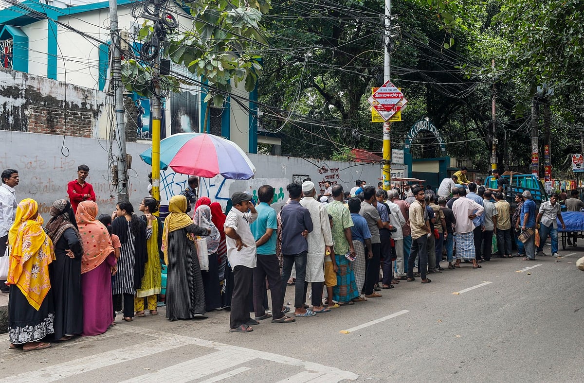 টিসিবির পণ্য বিক্রির ট্রাকের সামনে মানুষের ভিড় বাড়ছে প্রতিদিন। গত বৃহস্পতিবার দুপুরে চট্টগ্রাম নগরের জামালখান এলাকায়