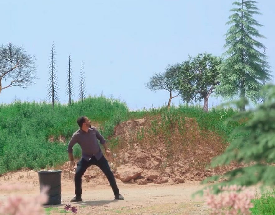 ৩২ সেকেন্ডের এমন একটি ভিডিও চিত্র ফেসবুকে ছড়িয়ে পড়েছে