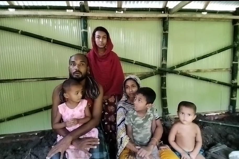 নতুন ঘরে সবুজ মোড়ল–মনিরা বেগম দম্পতি ও তাঁদের চার সন্তান। শনিবার খুলনার দিঘলিয়া উপজেলার পানিগাতী গ্রামে