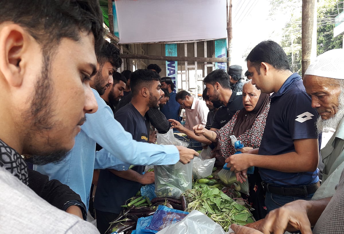 ‘বিনা লাভের বাজারে’ সবজি কিনতে ক্রেতাদের ভীড়। আজ সকালে মৌলভীবাজারে