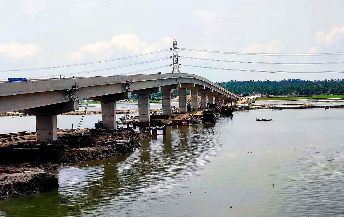 কক্সবাজারের মহেশখালীর মাতারবাড়ির কুহেলিয়া নদীর ওপর সেতু নির্মাণ করা হলেও বাঁধ এখনো সরানো হয়নি। বাঁধের কারণে পানি চলাচল বাঁধাগ্রস্ত হয়। সম্প্রতি তোলা