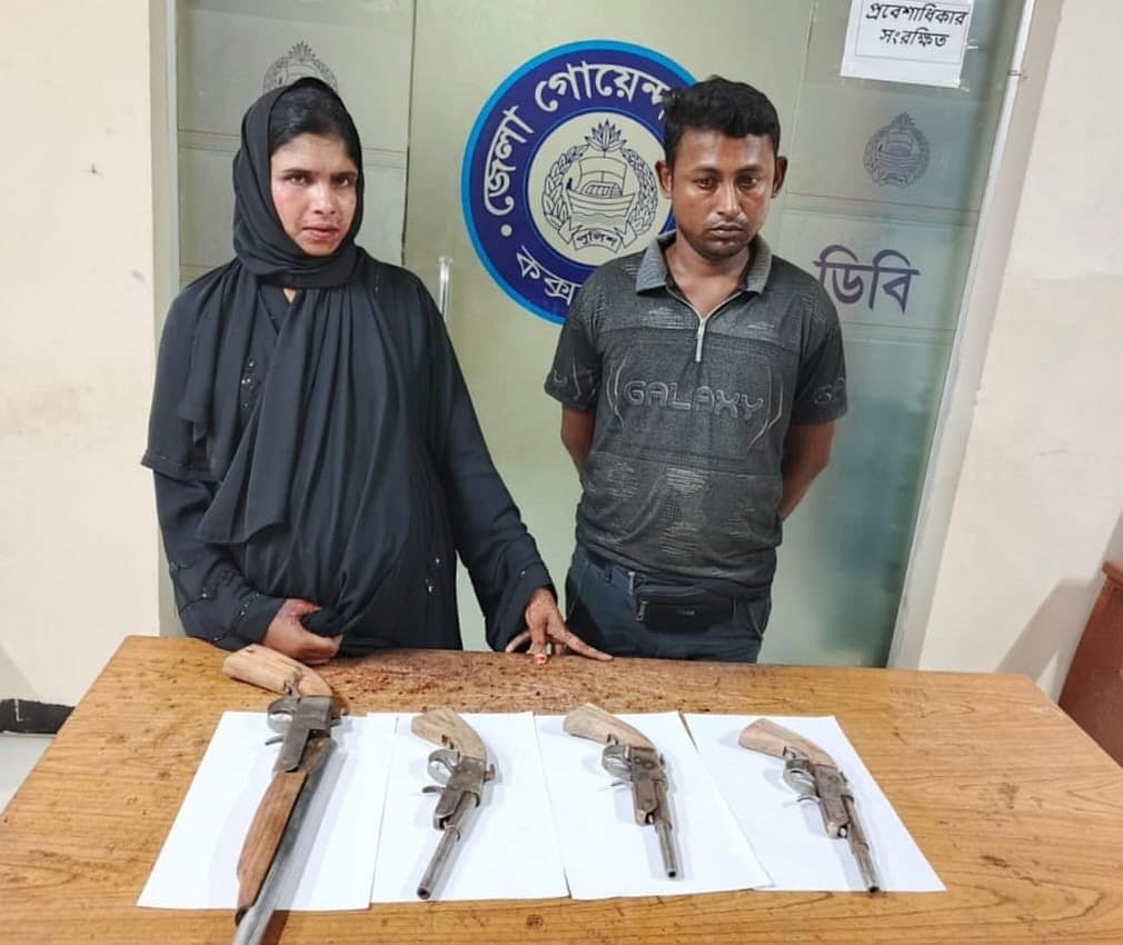 কক্সবাজারের মহেশখালী থেকে অস্ত্র কিনে টেকনাফে পাচারের সময় পুলিশের হাতে গ্রেপ্তার দম্পতি