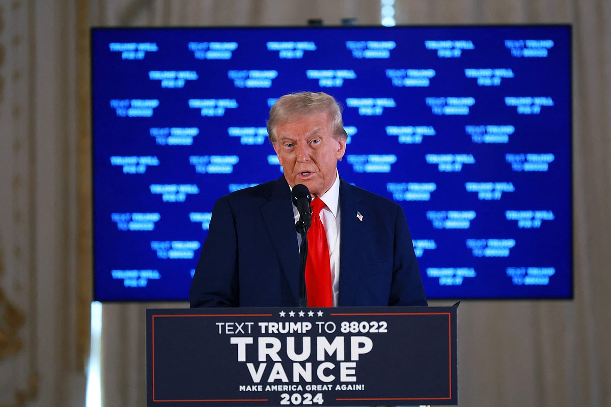 রিপাবলিকান পার্টির প্রার্থী ও যুক্তরাষ্ট্রের সাবেক প্রেসিডেন্ট ডোনাল্ড ট্রাম্প ফ্লোরিডায় সংবাদ সম্মেলনে বক্তব্য দেন। যুক্তরাষ্ট্র, ২৯ অক্টোবর