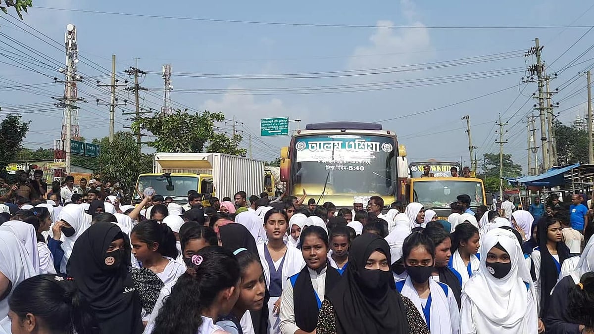 শিক্ষক লাঞ্ছিতের প্রতিবাদে ঢাকা-ময়মনসিংহ মহাসড়ক অবরোধ করে শিক্ষার্থীদের বিক্ষোভ। মঙ্গলবার বেলা ১১টা থেকে দুপুর ১২টা পর্যন্ত ভরাডোবা বাসস্ট্যান্ড এলাকায়