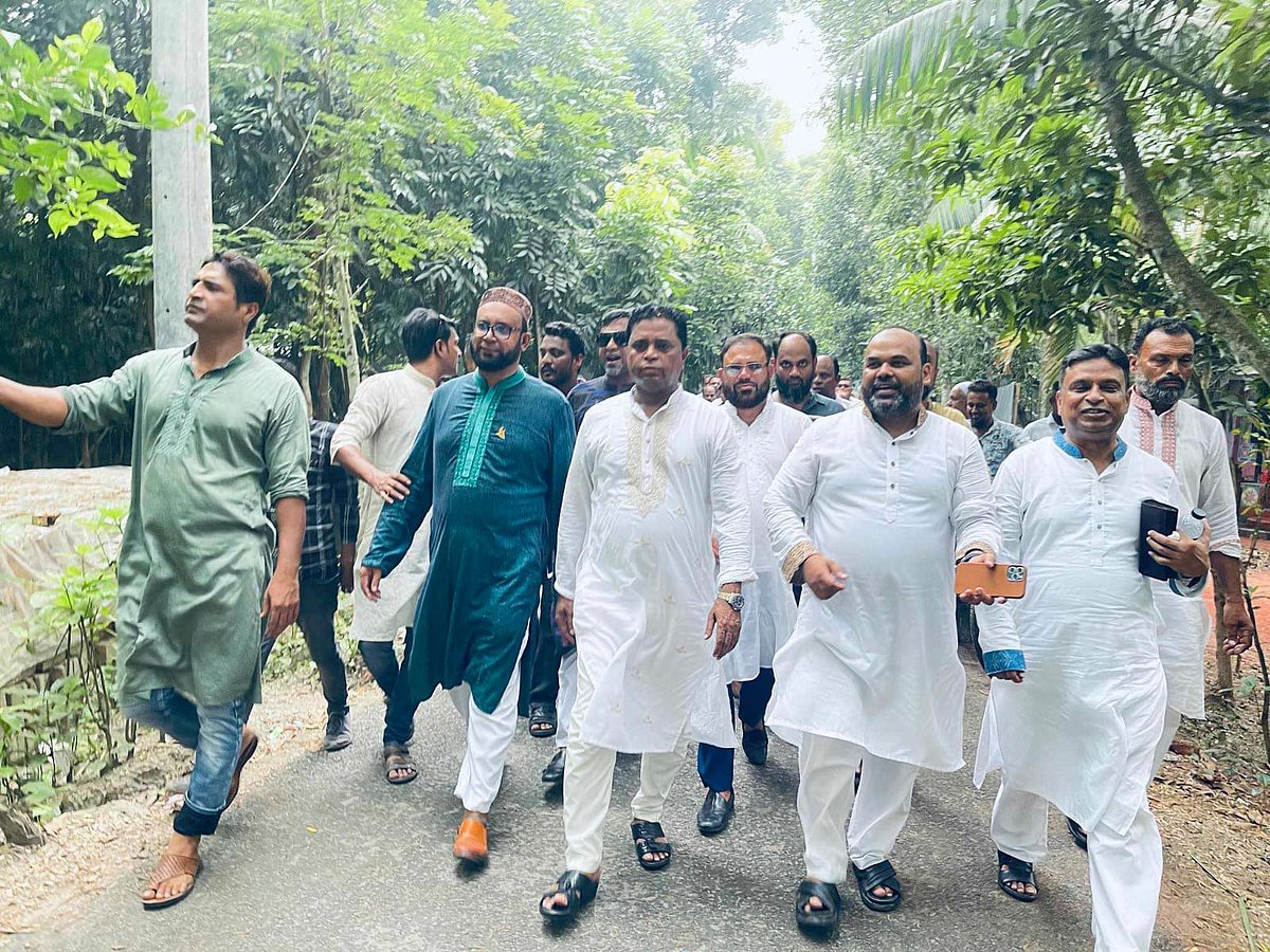 বিএনপি নেতা নুরুদ্দীনের এক পাশে কাঁঠালবাড়ি ইউনিয়ন স্বেচ্ছাসেবক লীগের সভাপতি সজীব ব্যাপারী (সবুজ পাঞ্জাবি), অন্য পাশে শিবচর উপজেলা আওয়ামী লীগের ত্রাণ ও সমাজকল্যাণ সম্পাদক মোহসিন উদ্দীন সোহেল ব্যাপারী। দুজনই ছাত্র হত্যা মামলার আসামি। সম্প্রতি কাঁঠালবাড়ি ইউনিয়নে