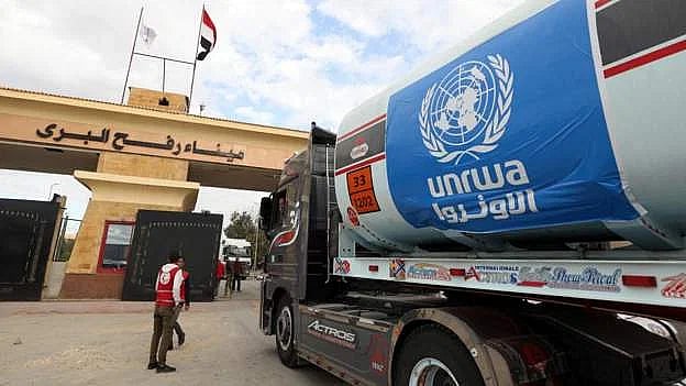 রাফা সীমান্ত দিয়ে গাজায় ঢুকছে জাতিসংঘের জ্বালানিবাহী ট্রাক
