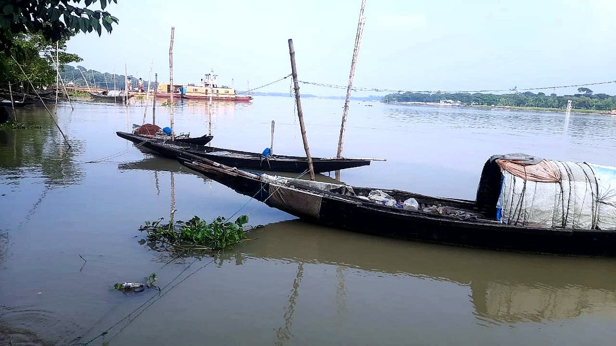 ঘাটে বাঁধা আছে মাছ ধরার নৌকা। কাজ না থাকায় অলস দিন কাটছে জেলেদের। সংসার চালাতেও হিমশিম খেতে হচ্ছে। নড়াইলের কালিয়া উপজেলার মহাজন এলাকায় নবগঙ্গা ও মধুমতী নদীর সংযোগস্থলে। গতকাল দুপুরে তোলা