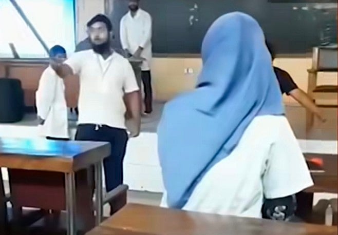 ঢাকার স্যার সলিমুল্লাহ মেডিকেল কলেজে ক্লাস চলাকালে লেকচার গ্যালারিতে গত রোববার সকালে লাঠি হাতে ঢুকে পড়েন এক যুবক