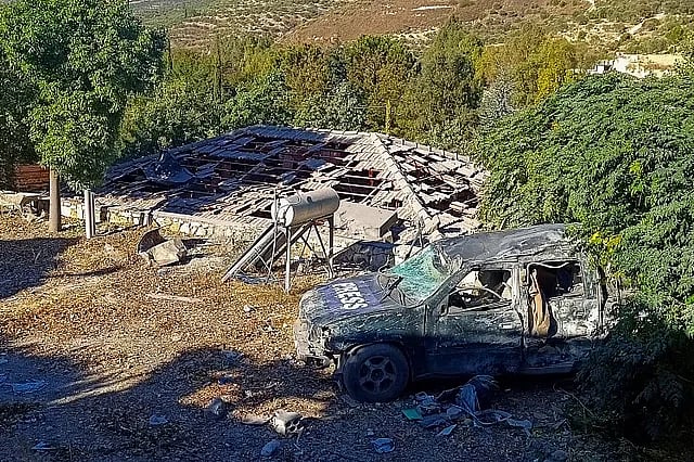 লেবাননে ইসরায়েলি হামলায় বিধ্বস্ত সংবাদমাধ্যমের একটি গাড়ি