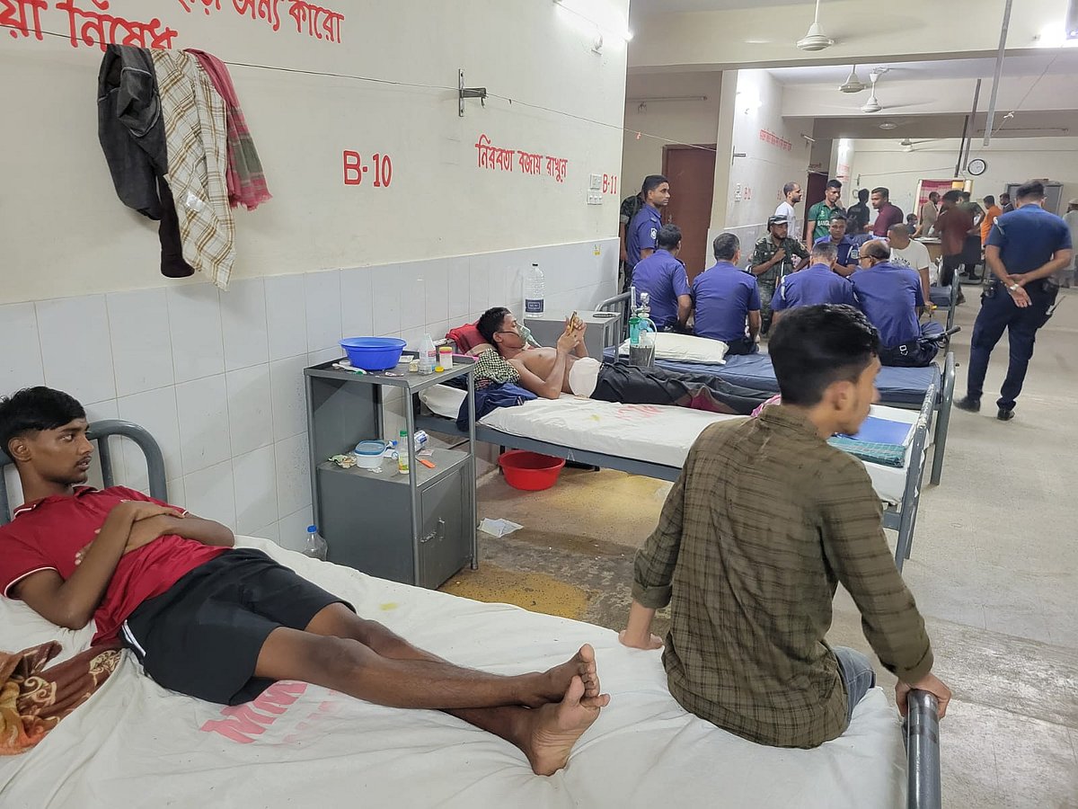 ময়মনসিংহ মেডিকেল কলেজ হাসপাতালে বৈষম্যবিরোধী আন্দোলনে আহত রোগীদের মারধরের ঘটনার পর ওয়ার্ডে পুলিশের নিরাপত্তা দেওয়া হচ্ছে। আজ মঙ্গলবার বিকেলে