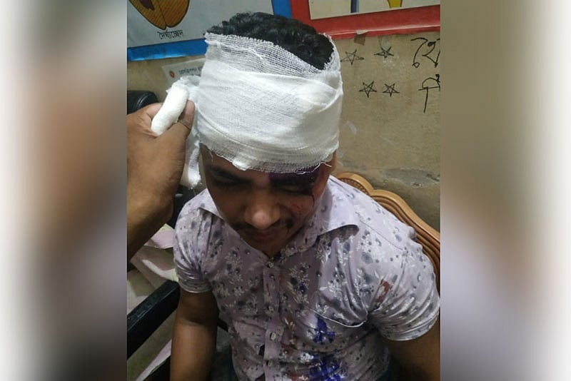 হামলায় আহতদের একজনকে প্রাথমিক চিকিৎসা দেওয়া হচ্ছে। আজ বুধবার রাতে পৌরশহর এলাকায়