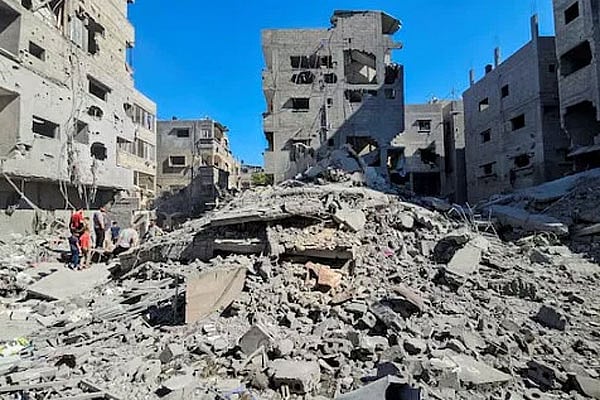 ফিলিস্তিনের গাজার বেইত লাহিয়া এলাকার একটি আবাসিক ভবনে ইসরায়েলের বিমান হামলায় ব্যাপক প্রাণহানি হয়