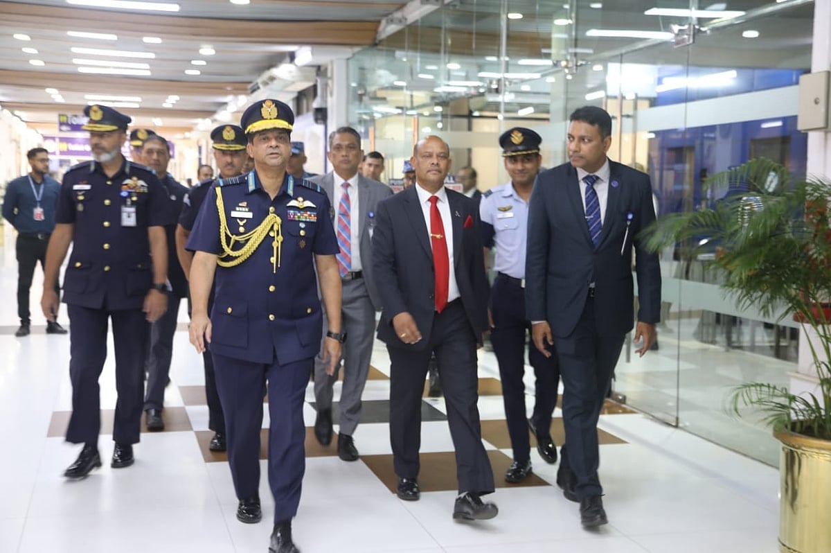 হজরত শাহজালাল আন্তর্জাতিক বিমানবন্দর পরিদর্শনে বিমানবাহিনীর প্রধান এয়ার চিফ মার্শাল হাসান মাহমুদ খাঁন। ৩০ অক্টোবর ২০২৪