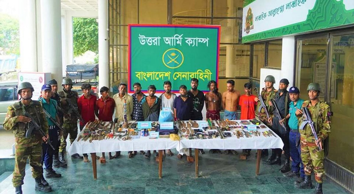 সেনাবাহিনীর নেতৃত্বে যৌথ অভিযানে ১৩ সহযোগীসহ গ্রেপ্তার কিশোর গ্যাংয়ের হোতা আলতাফ হোসেন