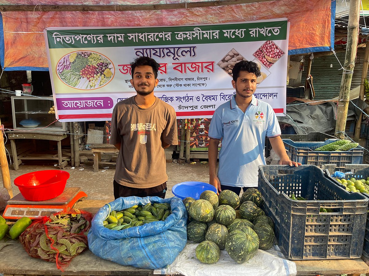 দ্রব্যমূল্য নিয়ন্ত্রণে আনতে চাঁদপুরে শিক্ষার্থীরা জনতার বাজার চালু করেছেন। বৃহস্পতিবার বিকেলে