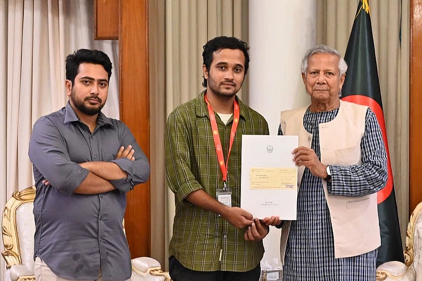 ‘জুলাই শহীদ স্মৃতি ফাউন্ডেশনে’ ১০০ কোটি টাকা অনুদান দিয়েছেন প্রধান উপদেষ্টা ড. মুহাম্মদ ইউনূস। প্রধান উপদেষ্টার কাছ থেকে চেকটি গ্রহণ করেন ফাউন্ডেশনের তৎকালীন সাধারণ সম্পাদক মীর মাহবুবুর রহমান স্নিগ্ধ