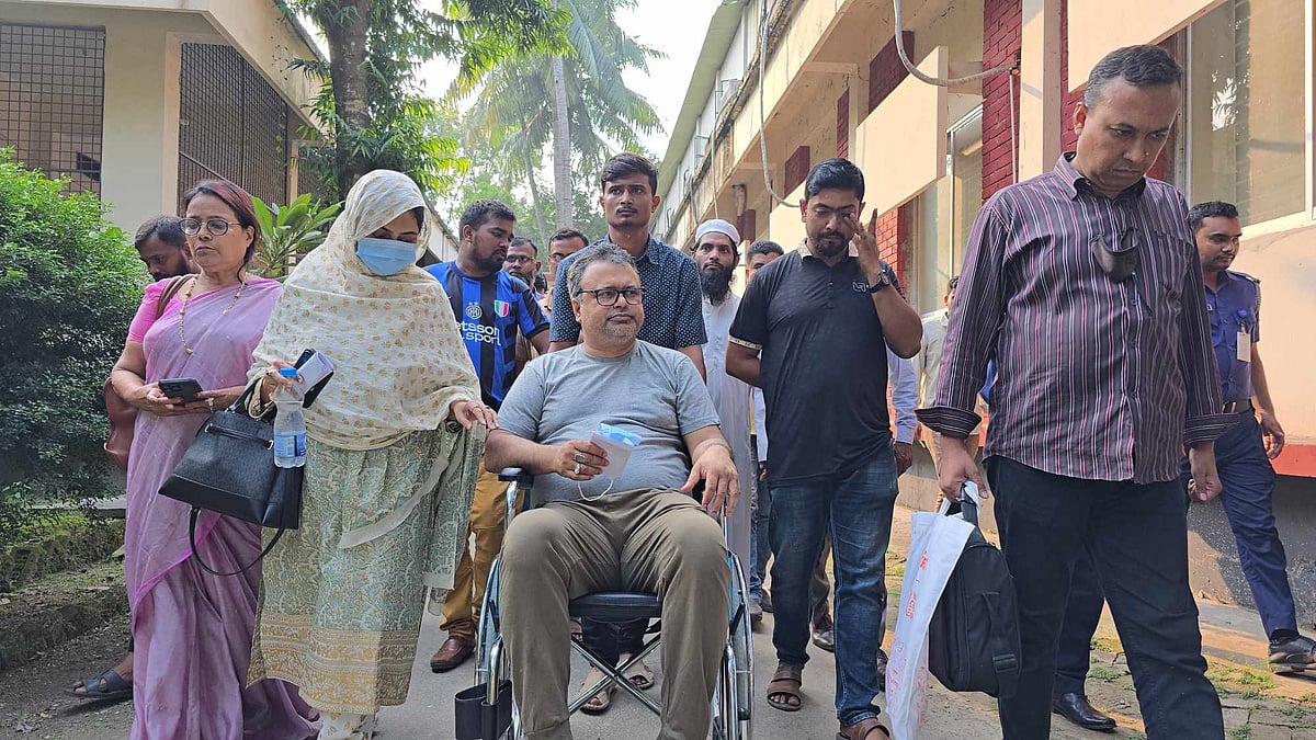 আদালতে হাজিরা দিয়ে বের হওয়ার পর টাঙ্গাইল পৌরসভার সাবেক সহিদুর রহমান খানকে আটক করে পুলিশ। বৃহস্পতিবার বিকেলে