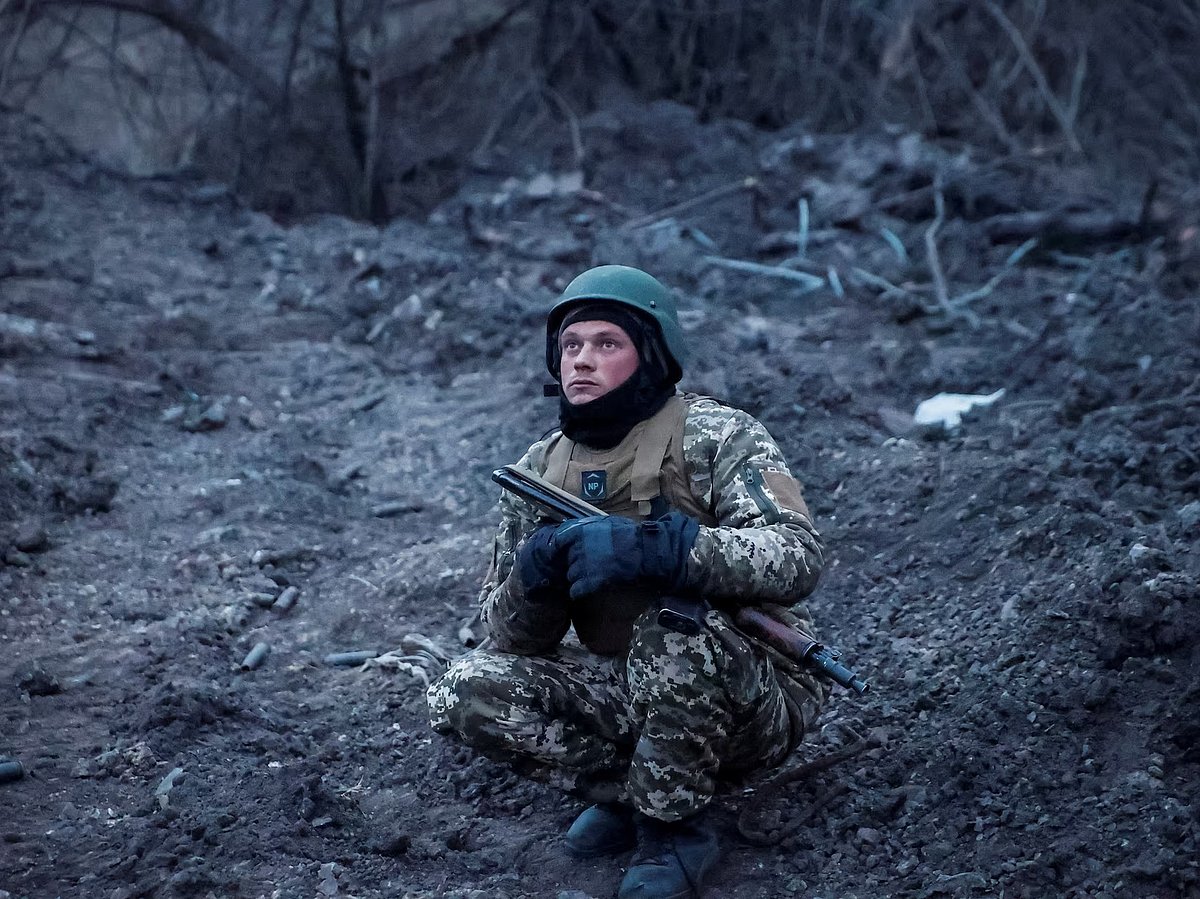 ইউক্রেনের আকাশে সতর্ক দৃষ্টি রাখছেন দেশটির আকাশ প্রতিরক্ষা বাহিনীর একজন সদস্য। বাখমুত, ইউক্রেন, ৬ মার্চ ২০২৪