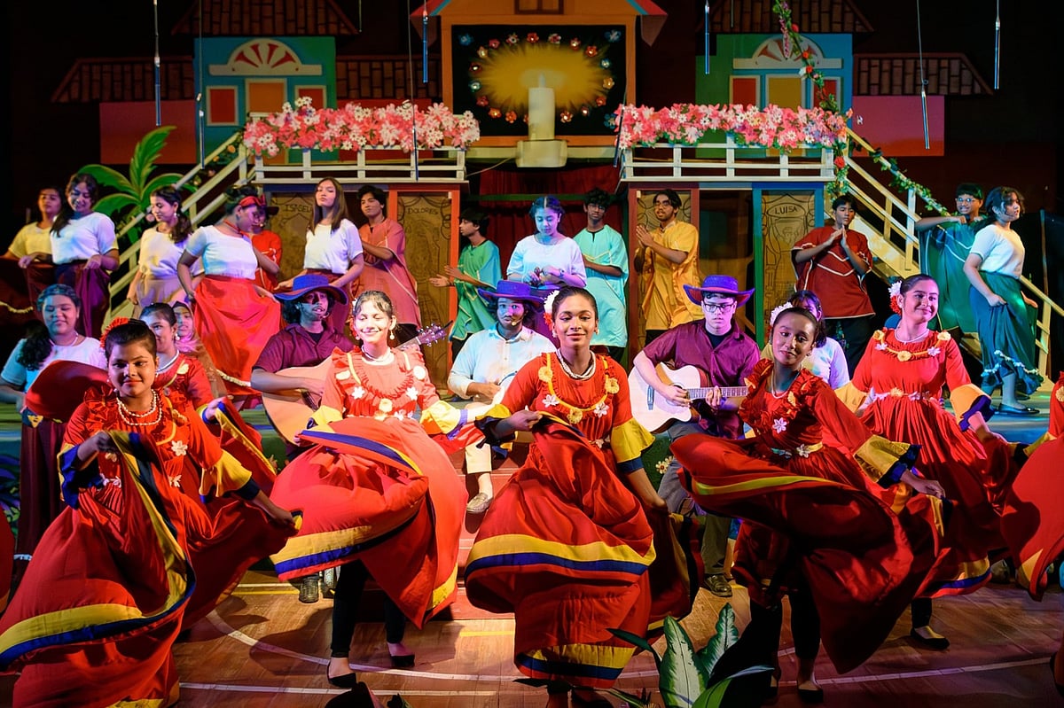 স্কলাস্টিকা স্কুলের বার্ষিক নাট্যানুষ্ঠানে শিক্ষার্থীদের অংশগ্রহণে পরিবেশিত ওয়াল্ট ডিজনির নাটক ‘এনকানটো’র দৃশ্য। আজ শুক্রবার স্কুলের মিরপুর শাখার এসটিএম মিলনায়তনে নাটকটি মঞ্চস্থ হয়